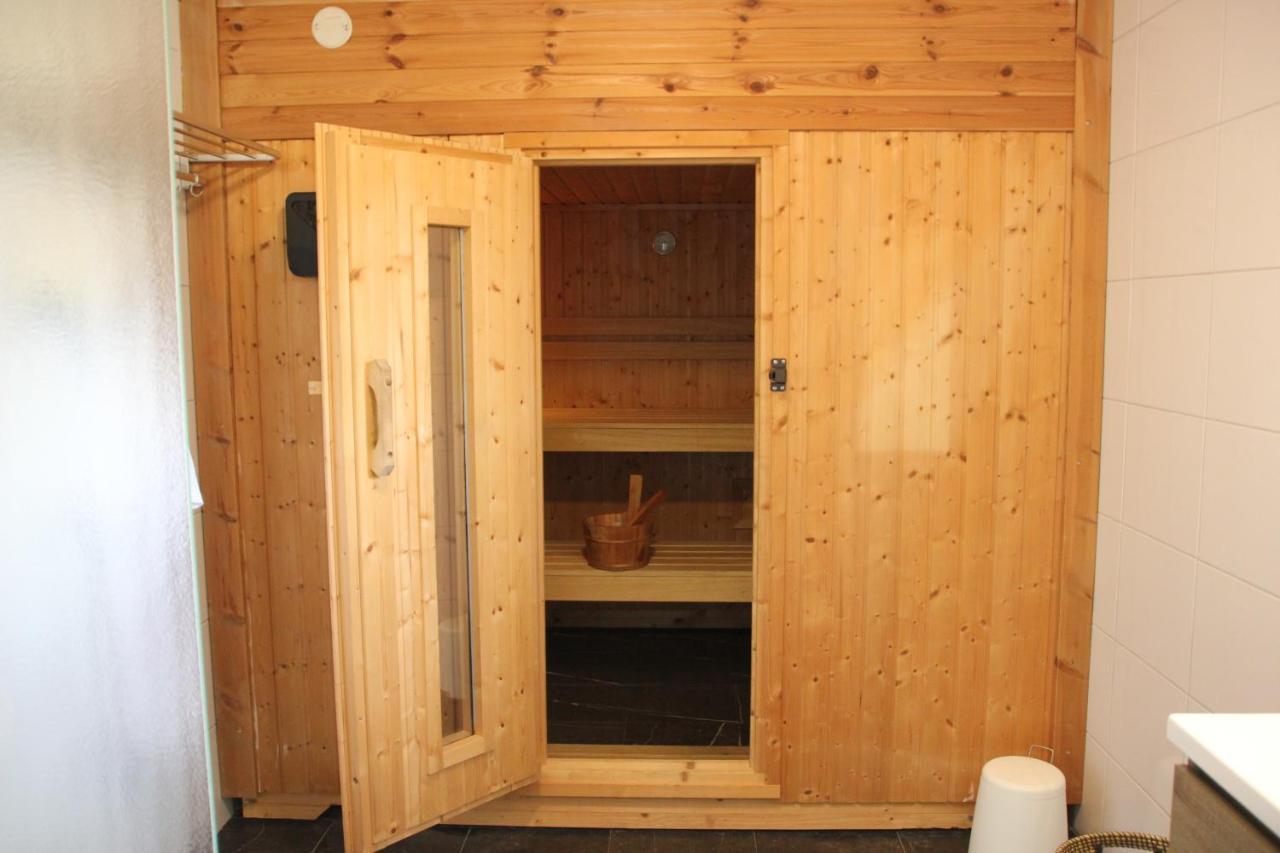 הוילה Erichem Familiehuis De Betuwe Met Prive Kunstgras Tennisbaan En Sauna מראה חיצוני תמונה