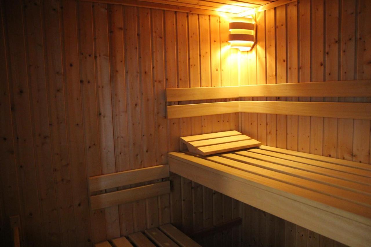 הוילה Erichem Familiehuis De Betuwe Met Prive Kunstgras Tennisbaan En Sauna מראה חיצוני תמונה